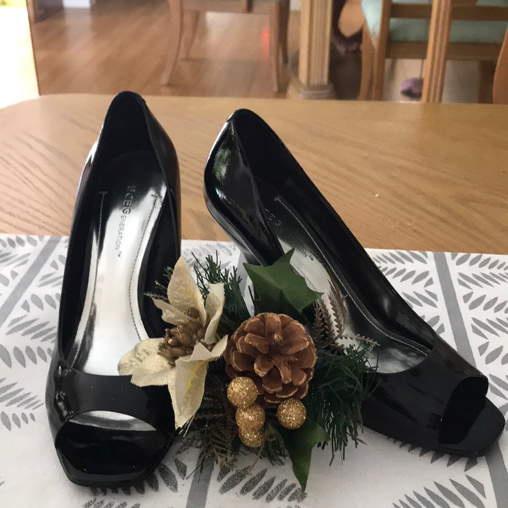 😍 BCBG PATENT HEELS